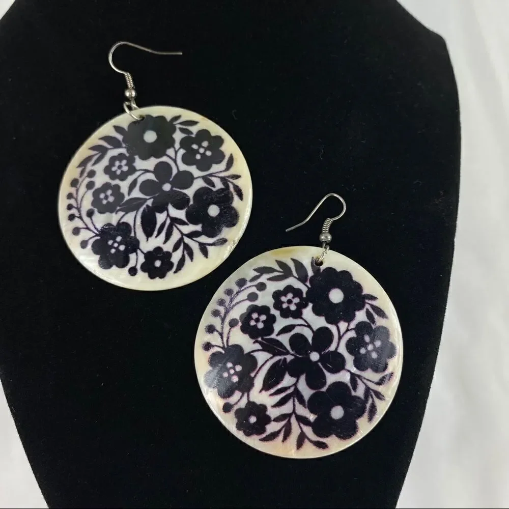 Vintage 90s Floral Mother Of Pearl Boho‎ Disc Dangle Earrings Cream Black